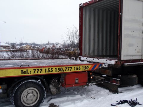 Unloading overseas containers without the need for ramp